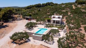 サマティンにあるUnique villa in olive field with salted swimming pool-Villa Fridaのプール付きの家の航空写真