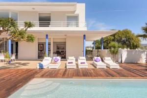una villa con piscina y una casa en Ibiza Villa with Private Pool and Garden, 1060, en Bahía de San Antonio