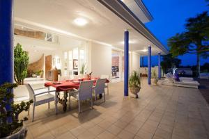 Un comedor con una mesa y sillas rojas. en Ibiza Villa with Private Pool and Garden, 1060, en Bahía de San Antonio