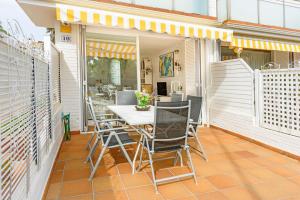 a patio with a table and chairs on a balcony at Big Villa Sagaró in S'Agaro