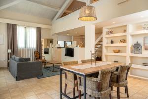 a kitchen and living room with a table and chairs at Hotel 900 in Giulianova