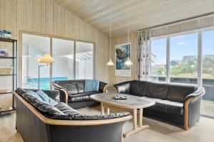 sala de estar con muebles de cuero y mesa en 970-Thisted-Klitstien-47, en Torsted