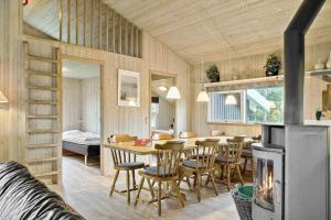 cocina y comedor con mesa y chimenea en 970-Thisted-Klitstien-47, en Torsted