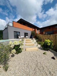 LimbachApartment with the view and private garden的一座带围栏和路径的房屋