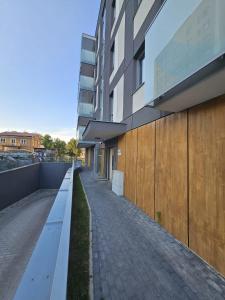 an empty sidewalk in front of a building at LUXURY APARTMENTS WILCZA 15 by Marta klimatyzacja in Radom