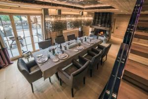 Un comedor con una mesa larga y sillas. en Super private Luxury Chalet with Hotel facilities, en Rougemont 14 fotos más