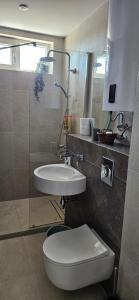 Ένα μπάνιο στο Cozy sea view studios