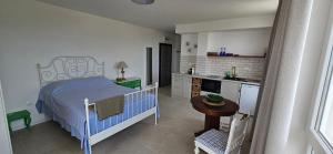 Ένα ή περισσότερα κρεβάτια σε δωμάτιο στο Cozy sea view studios
