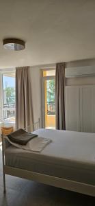 索佐波尔Cozy sea view studios的一间带大床的卧室，带窗户