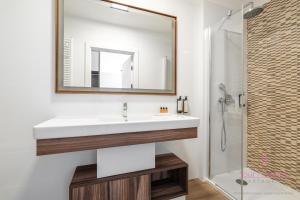 Un baño con lavabo blanco y ducha. en Your Holidays Bel Mare 406 D, en Międzyzdroje 15 fotos más