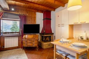 TV a/nebo společenská místnost v ubytování Graziosa Mansarda vista montagne