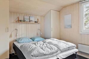 Ένα ή περισσότερα κρεβάτια σε δωμάτιο στο 1023-Thisted-Bavnbak-23 +15 φωτογραφίες