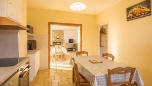 Kuchyň nebo kuchyňský kout v ubytování Millepertuis - Maison de ferme - 5 pers