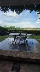 a table and chairs sitting on a patio at Il giardino nascosto in Cetona