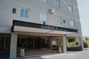 Un edificio con un cartel en el frente. en Apart America, en San Juan
