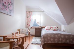 Ένα ή περισσότερα κρεβάτια σε δωμάτιο στο Domki i Pokoje -WISIENKA