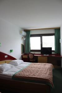 Un pat sau paturi într-o cameră la MC Hotel