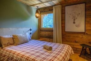 une chambre avec un lit et une fenêtre dans l'établissement CHALET UTOPIA, à Saint-Gervais-les-Bains