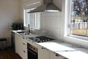 Dapur atau dapur kecil di Cozy Retreat Central Invermay +17 gambar