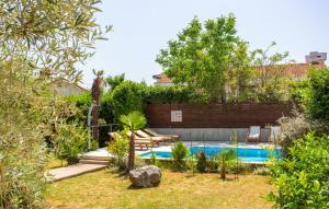 マトゥリにあるVilla SANJA with pool OPATIJA by Villas Guideの裏庭