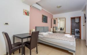 マトゥリにあるVilla SANJA with pool OPATIJA by Villas Guideのベッドとテーブルと椅子のある寝室 +35枚の写真