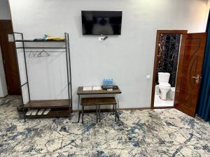 Televisyen dan/atau pusat hiburan di Amor Fati hotel and Game club