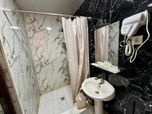 Bilik mandi di Amor Fati hotel and Game club +16 gambar
