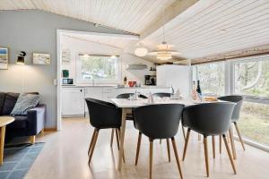 Una cocina con una mesa y sillas en una habitación. en 746-Thisted-Blamunkevej-36, en Thisted