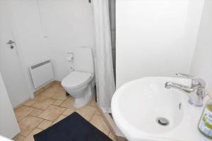 Un baño con lavabo blanco y inodoro. en 746-Thisted-Blamunkevej-36, en Thisted 17 fotos más