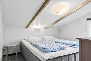 Cama en habitación con paredes blancas en 746-Thisted-Blamunkevej-36, en Thisted