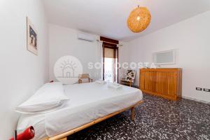 una camera da letto con un letto grande in una stanza di La Casina Di Mare a Porto Cesareo