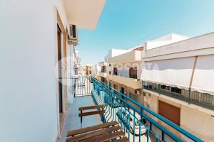 un balcone di un edificio con panchine di La Casina Di Mare a Porto Cesareo
