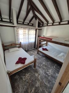 a room with two bunk beds and a window at Apto Beija Flor - Gran Capacidad in Villa de Leyva