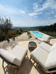 LimbachApartment with the view and private garden的一个带两把躺椅的庭院和一个游泳池