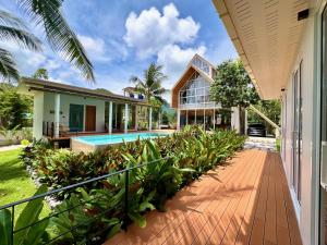 einem externen Blick auf ein Haus mit einem Pool in der Unterkunft Luxury Retreat, Pool, Gym, Sauna, Spacious land & Garden in Ko Phangan
