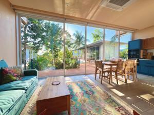 ein Wohnzimmer mit Sofa und Tisch in der Unterkunft Luxury Retreat, Pool, Gym, Sauna, Spacious land & Garden in Ko Phangan