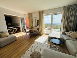 LimbachApartment with the view and private garden的带沙发和桌子的客厅
