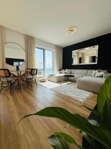 LimbachApartment with the view and private garden的带床、桌椅的客厅