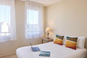 Postel nebo postele na pokoji v ubytování Quality Suites Le Havre les docks