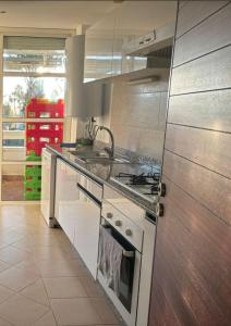a kitchen with a stove and a counter top at Appartement Bouznika Bay Golf Beach in Bouznika