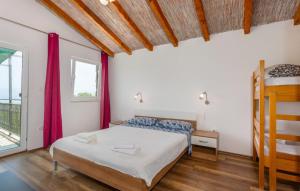 リスィカにあるVilla Risika 1 with pool island Krk by Villas Guidのベッドと大きな窓のある寝室 +25枚の写真