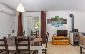 リスィカにあるVilla Risika 1 with pool island Krk by Villas Guidのテーブルとテレビのあるダイニングルーム