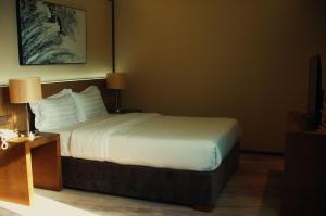 Una cama o camas en una habitación de The Airport Hotel Muscat 3 fotos más