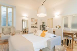 Ruang duduk di Casa Odescalchi by Rent All Como