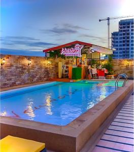 una piscina en un hotel con restaurante en New Nordic VIP 6, en Pattaya South
