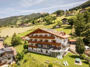Nespecifikovaný výhled na hory nebo výhled na hory při pohledu z hotelu