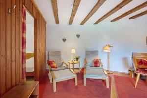 a living room with two chairs and a table at Haus am Alpenblick Rothaus in Grafenhausen