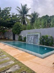 een zwembad in een achtertuin met een houten vloer bij Chácara Ws in Maceió