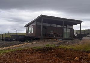 una casa sentada encima de un montón de tierra en Valey Luxury - Icelandic Countryside Escape, en Hvammstangi