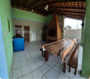 a room with a table in the middle of a room at Hospede-se bem em Salinas in Salinópolis